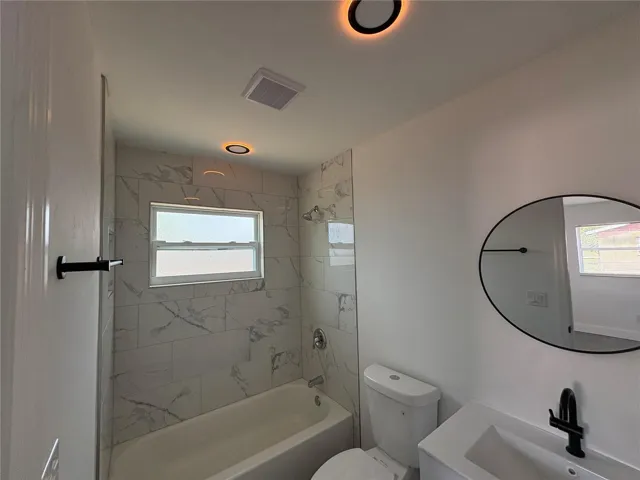 PRIMARY BATHROOM (WARM ADJUSTABLE LIGHT SETTING)