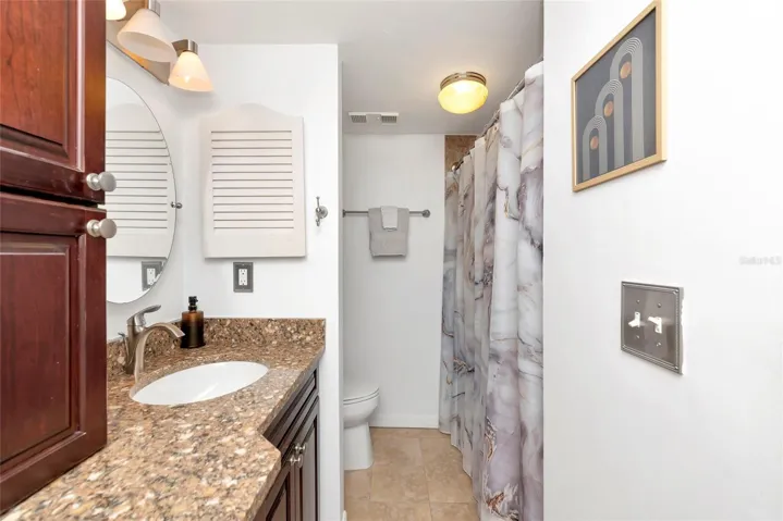 Primary en-suite full bathroom