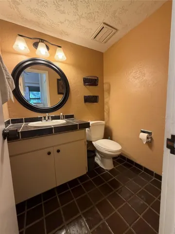 1/2 bathroom / entryway