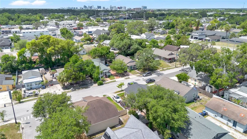 Quiet neighborhood but close to everything whether in Orlando or Winter Park.