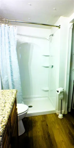Full bathroom W/GRANITE COUNTER