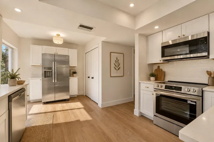 Kitchen (virtually staged)