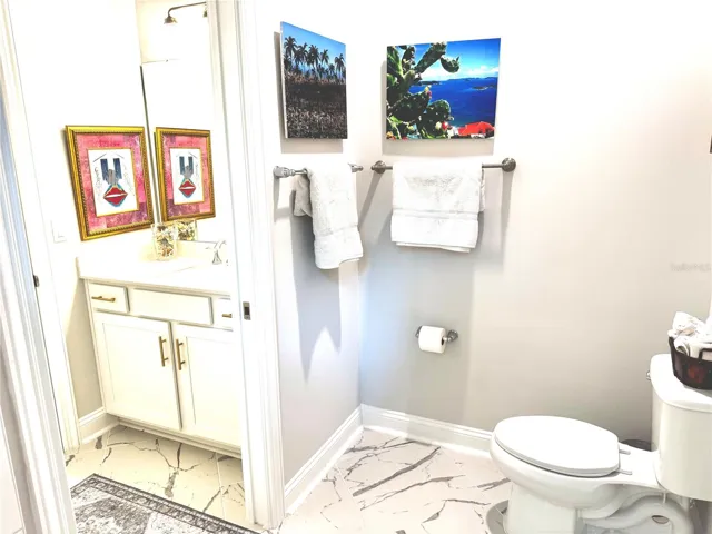 Jack Jill Bathtroom to bedrooms 3 & 4 with tub