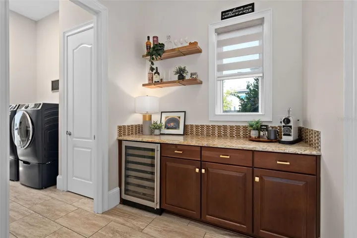 Butler's Pantry/Dry Bar
