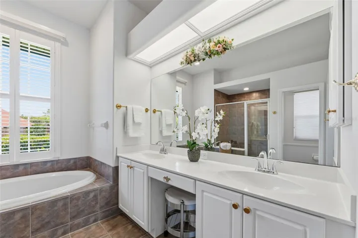 Double vanity with garden tub