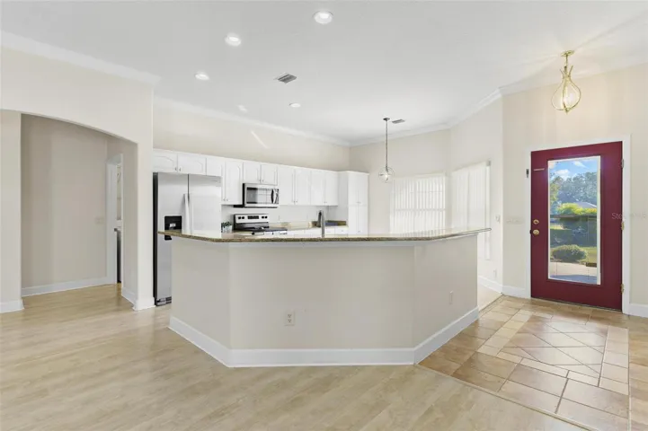 Kitchen with breakfast bar