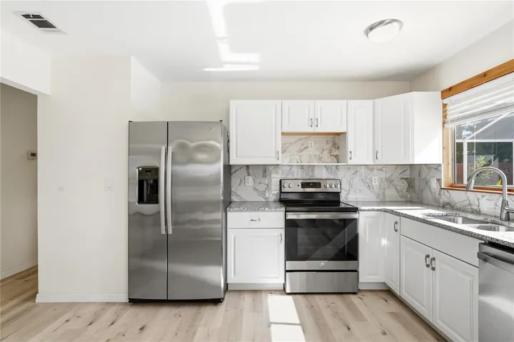 GE matching new appliances with deep dish double sink.