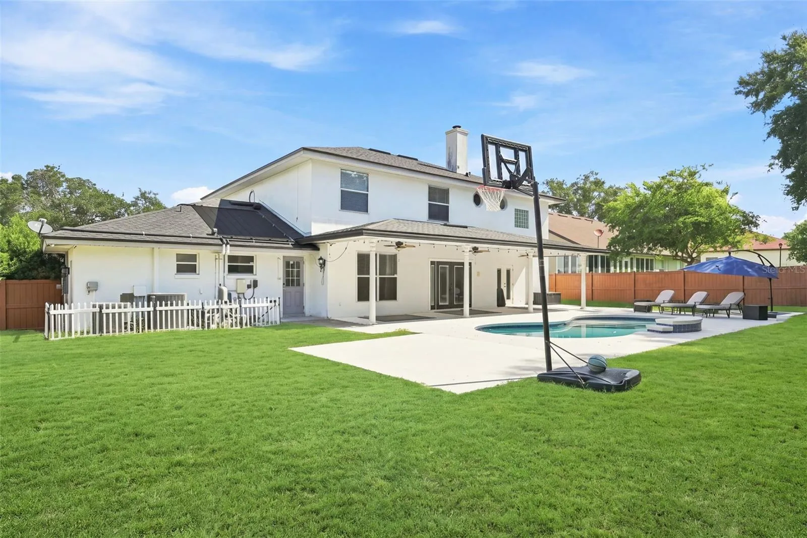 oversized backyard with basketball pad
