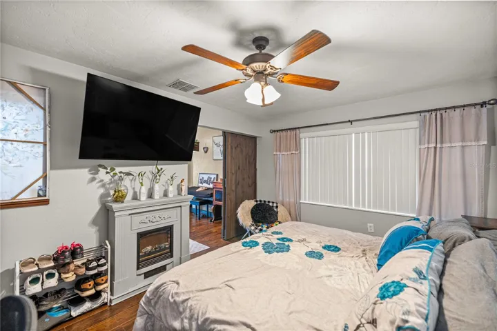 Bonus room or 3rd bedroom!