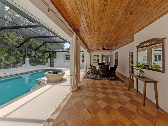 Lanai, pool