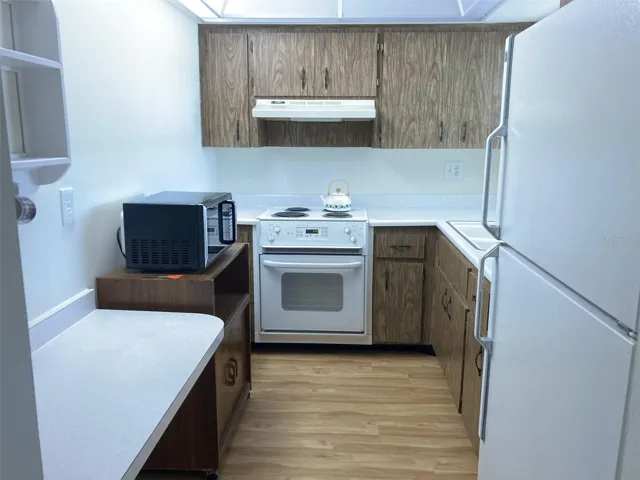 Kitchen - small eating bar.