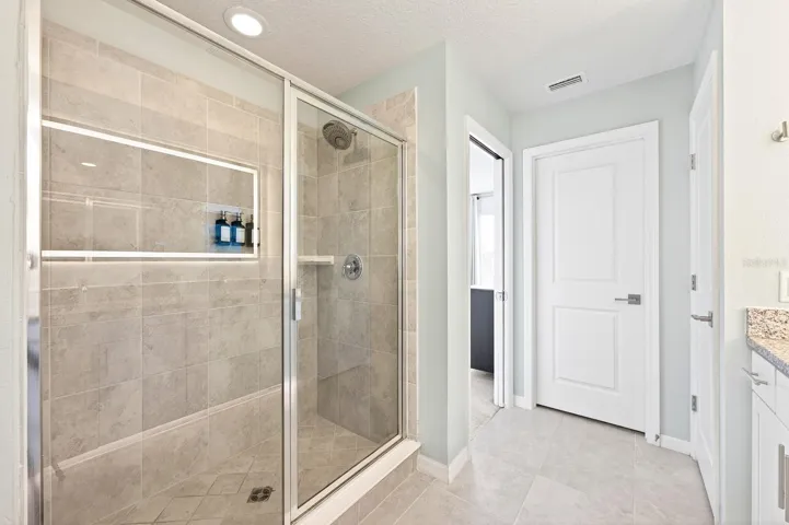 Primary en-suite bath.
