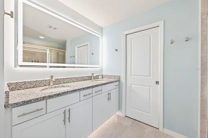 Primary en-suite bath.
