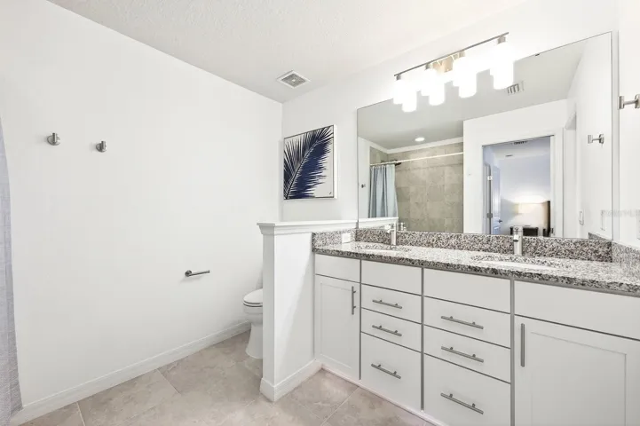 Second full/en-suite bath.