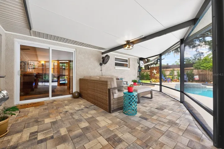 Large screened lanai.