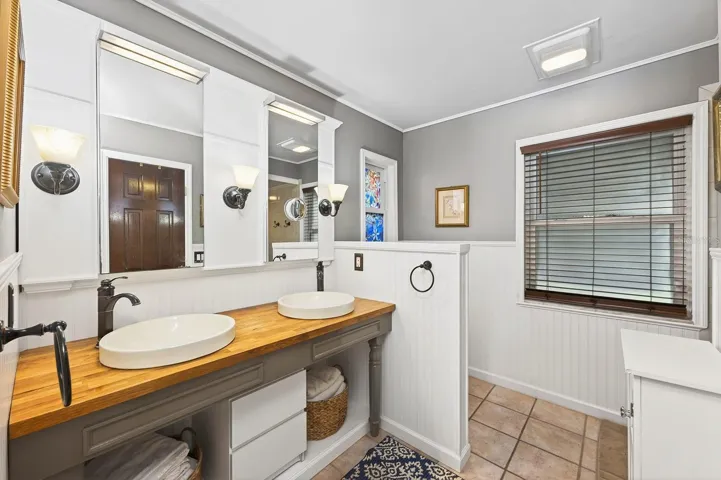 Primary en-suite bath.