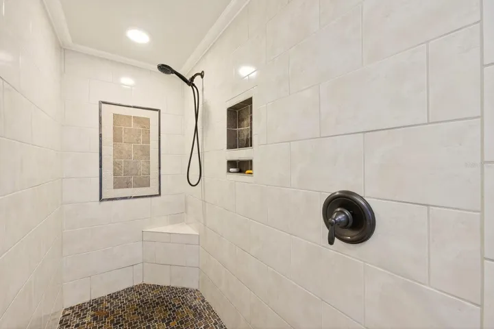 Primary en-suite bath.