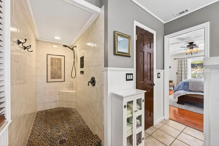 Primary en-suite bath.