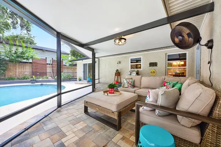Large screened lanai.