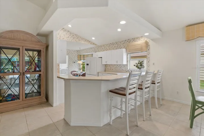Kitchen with breakfast bar
