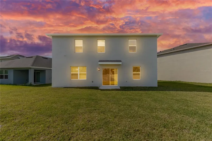 Large backyard offering plenty of outdoor living space.