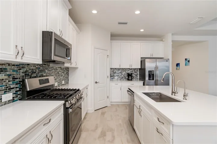 Expansive Entertainer’s Kitchen with Massive Island & Gas CookingThis beautifully designed kitchen offers abundant storage, upgraded counters, and an oversized island ideal for entertaining guests or hosting family gatherings. Highly desirable for buyers searching luxury homes in Sarasota and Manatee Counties.