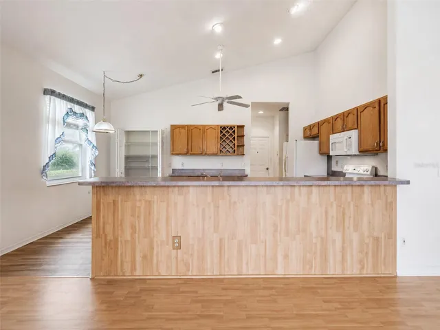 Kitchen breakfast bar