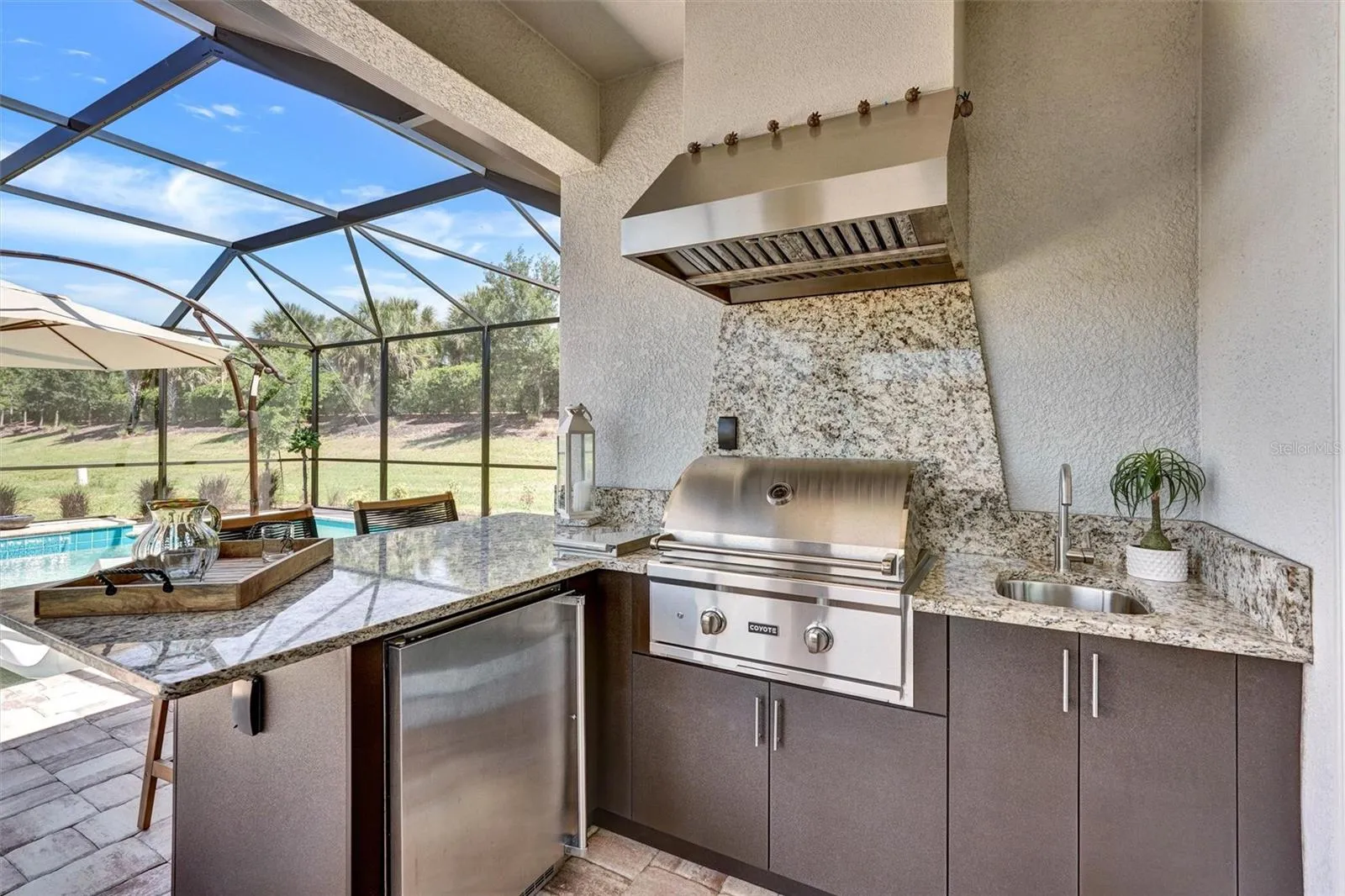 Outdoor Bar and Kitchen