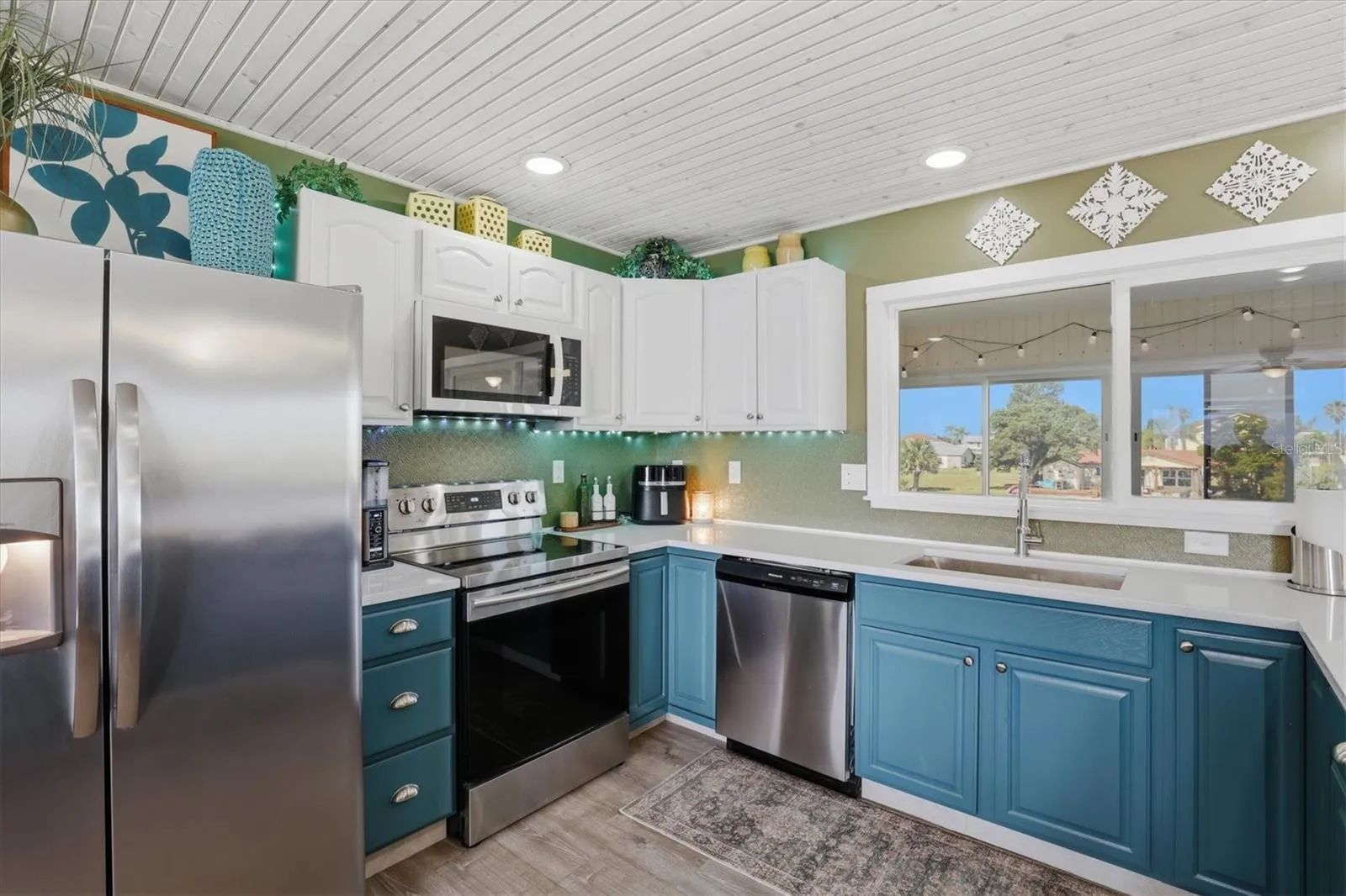 Two Toned Cabinets