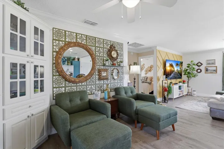 Sitting Area & Built in Hutch