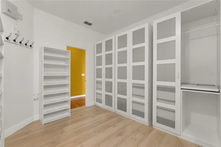 PPlenty of drawers, shelving, shoe rack and hooks perfect to organize jewelry, clothes, shoes, scarfs, hats etc.