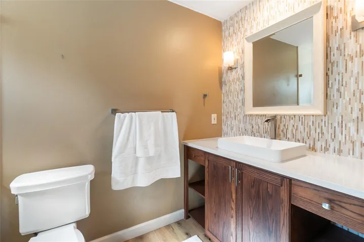 Main Bathroom with fully tiled backsplash