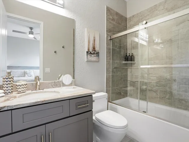 Junior en-suite's bathroom