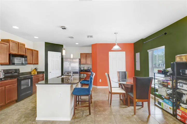 Kitchen Breakfast Bar and Dining Area
