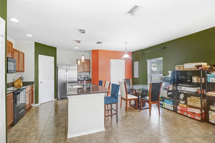 Kitchen Breakfast Bar and Dining Area