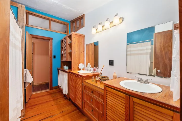 Dual sinks in owners bath