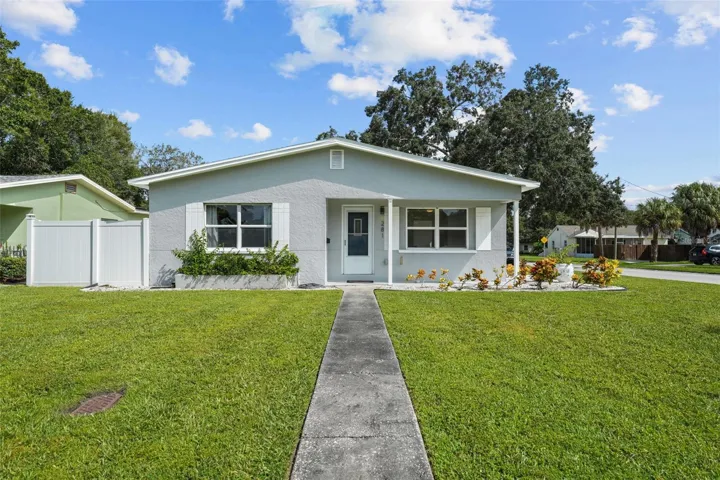 Adorable cottage in NE shores.