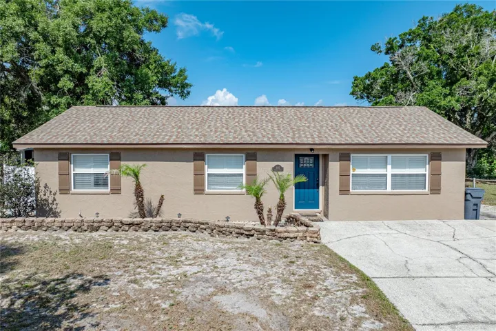 Welcome to 505 Maggie Circle in beautiful Winter Haven, Florida.