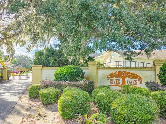 Entrance to River Oaks