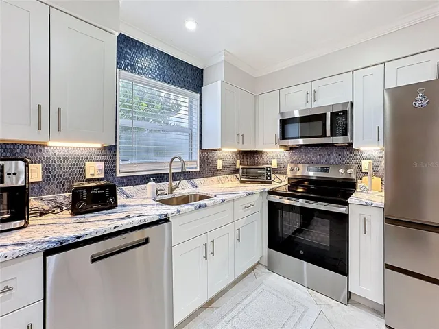 New Kitchen w/ Upgraded Granite