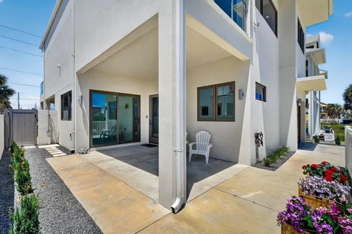 East Lanai (carport)
