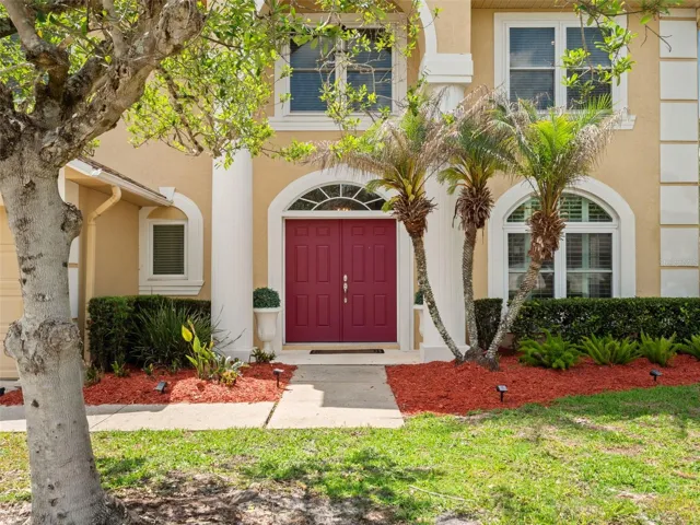 Beautiful Double Doors, makes moving in ideal!