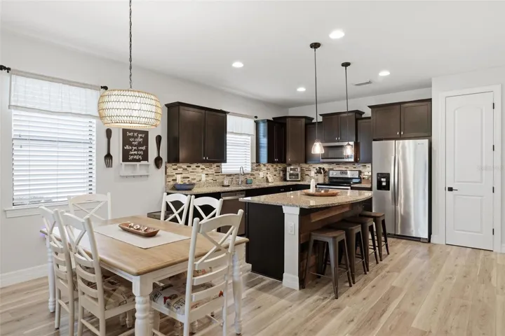Kitchen w Island
