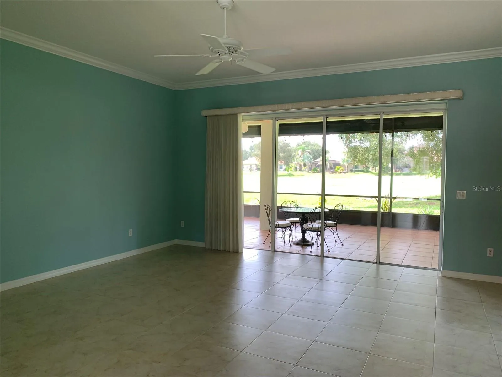 Large living room without furniture
