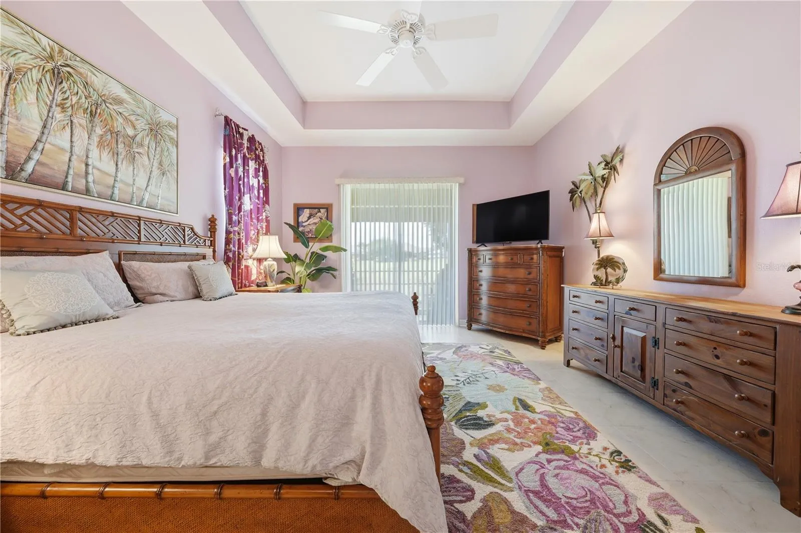 Tray ceiling and sliding door to lanai