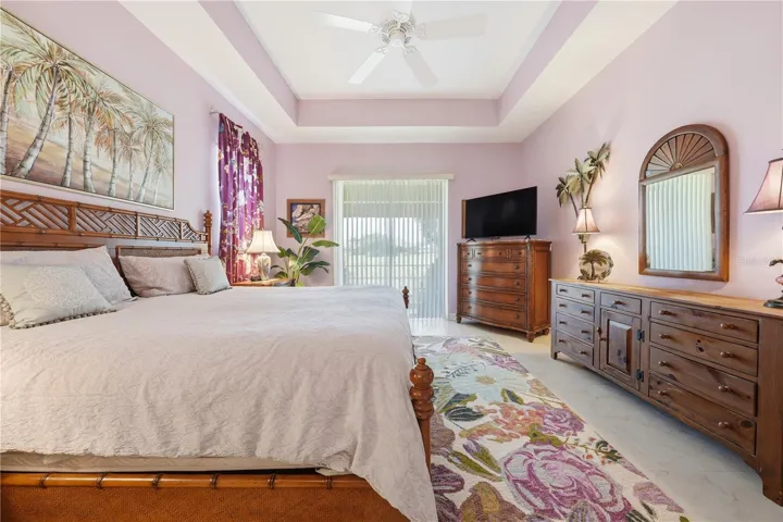 Large master with tray ceiling