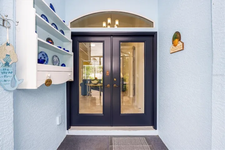 Screened-in Entryway