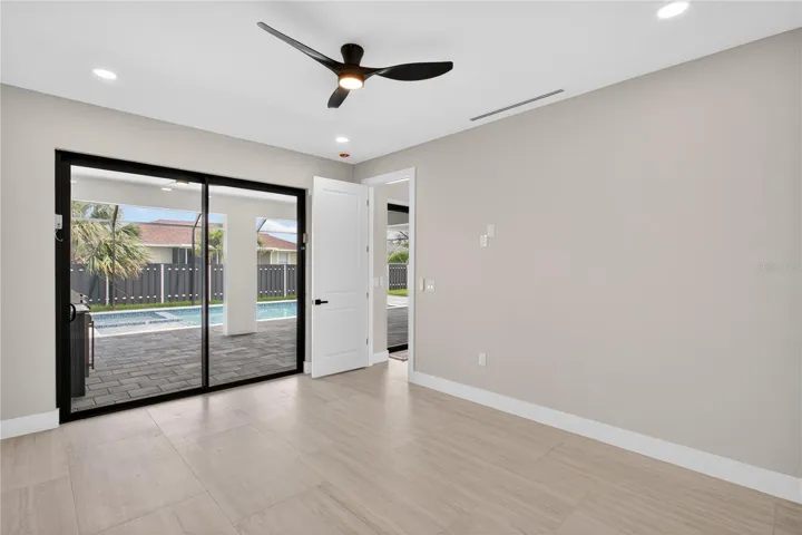 LARGE PRIMARY SUITE w/ sliding doors to lanai