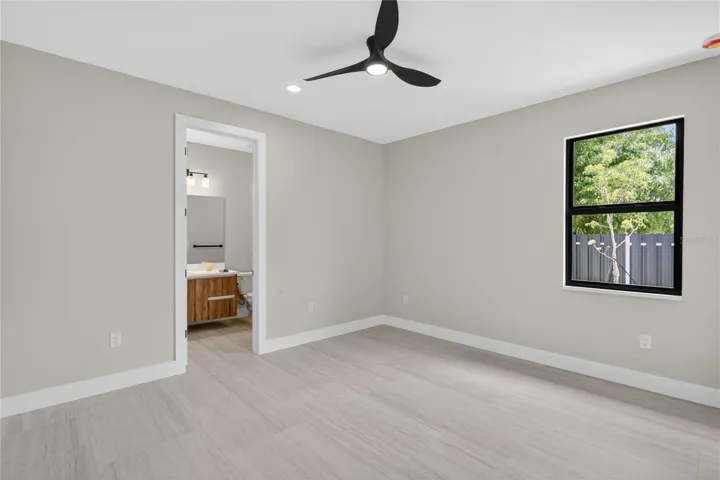 2nd Primary Bedroom - Spacious and Pool Bathroom in suite access