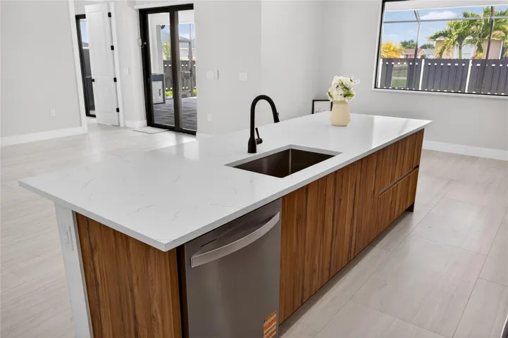 Oversized ISLAND & minimalist HARDWARE-FREE CABINETRY.